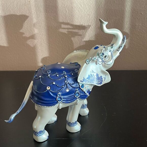 The Hamilton collection sparkling blue willow elephant figurine - Picture 3 of 12